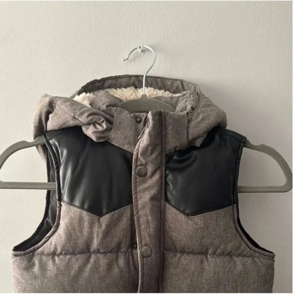 H&M Kids Hooded Vest with Black Accents size 4-6T LIKE NEW